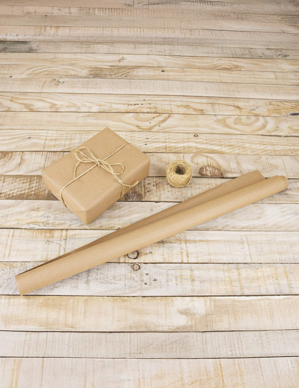 Mise en situation d'un paquet cadeau avec le Papier cadeau Kraft