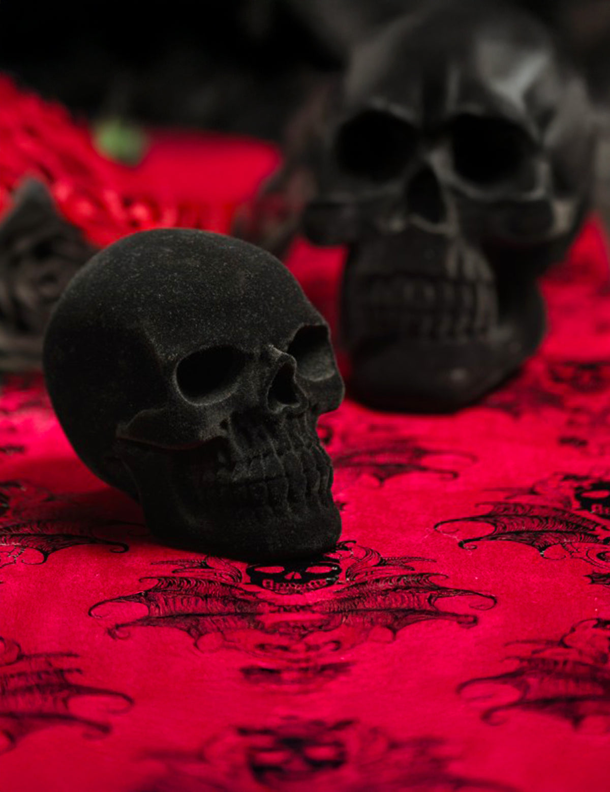 Halloween Totenkopf klein schwarz Samteffekt Deko 9,5x15x11 cm
