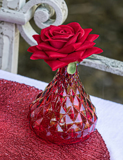 Rose rouge agrémentant le vase vintage pour décoration de table