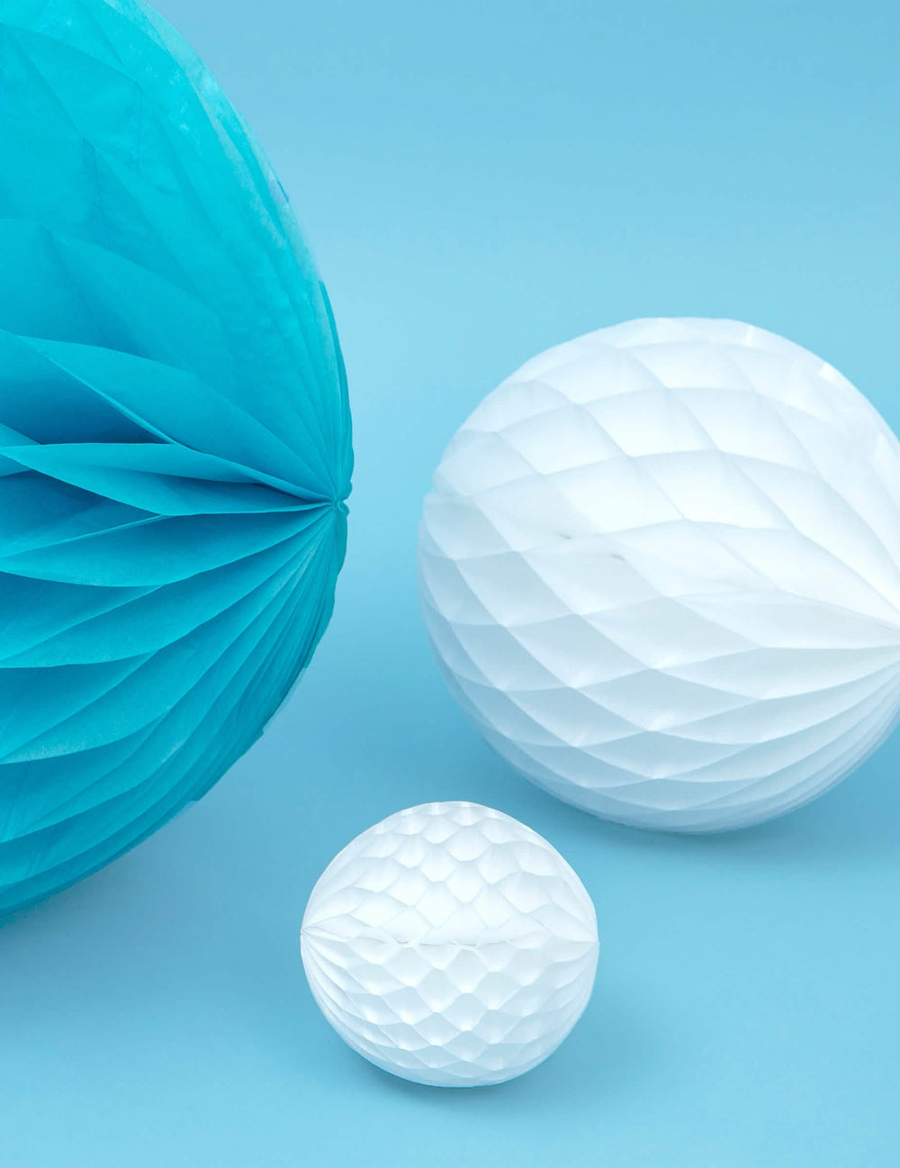 Comparaison de tailles de la boule en papier alvéolé pour déco de fête blanc