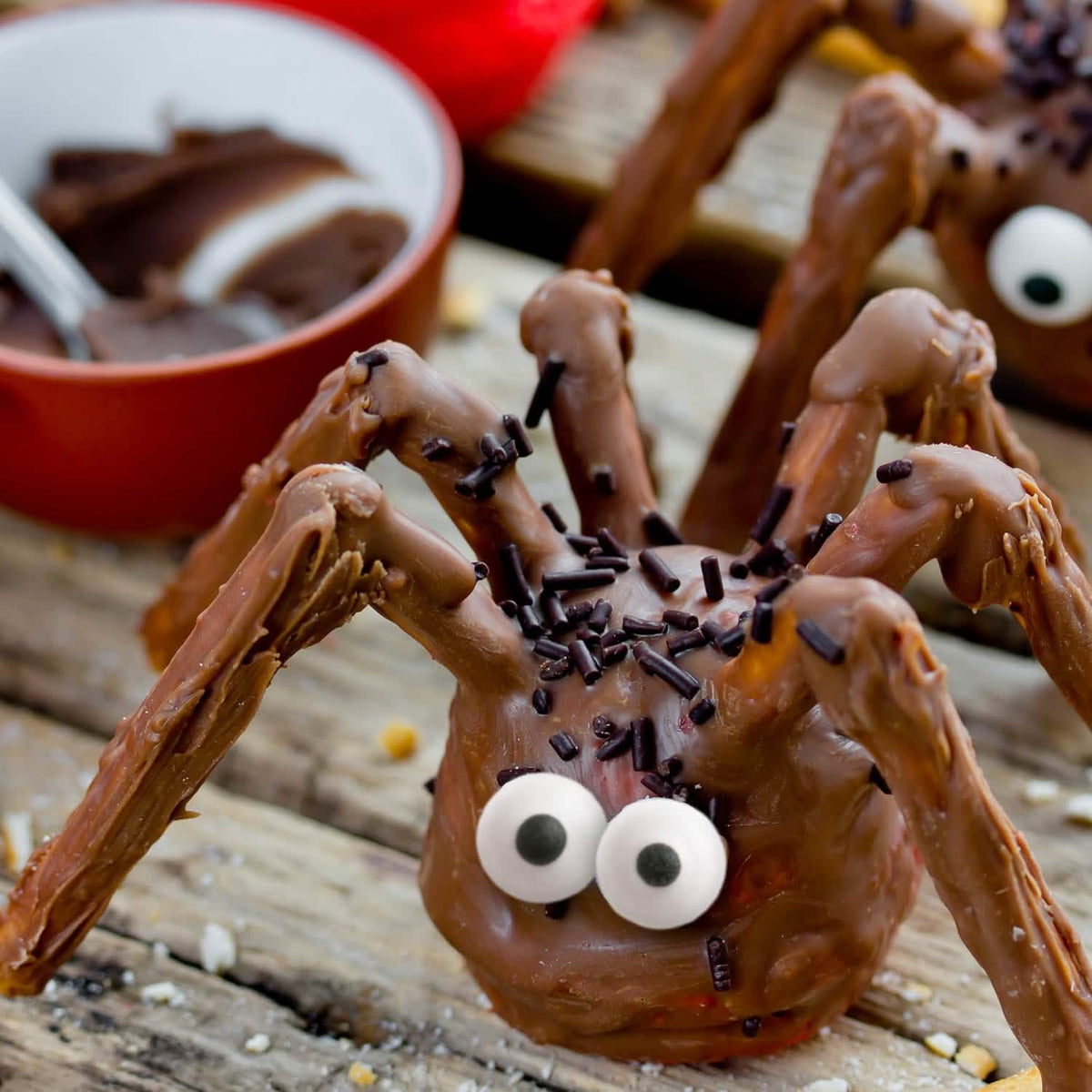 Mise en situation sur des araignées en chocolat de la décoration comestible petits yeux en sucre