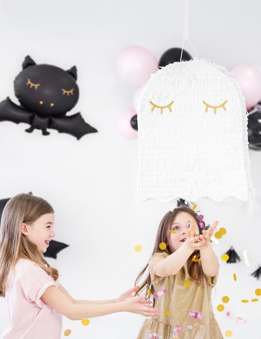 Mise en situation avec des enfants de la piñata fantôme pour Halloween