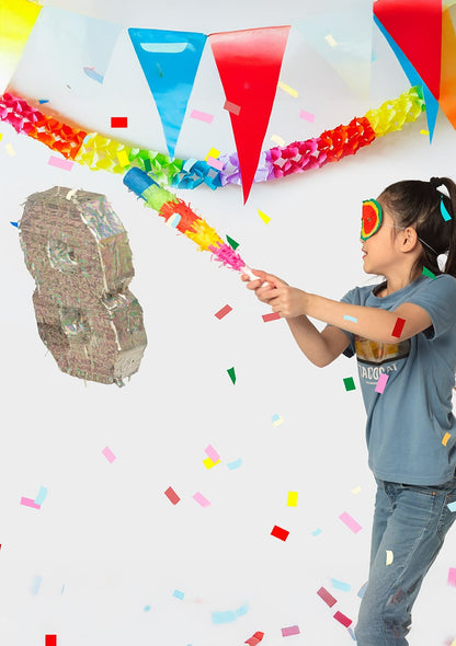 Enfant frappant avec un bâton la piñata chiffre 2 pour anniversaire