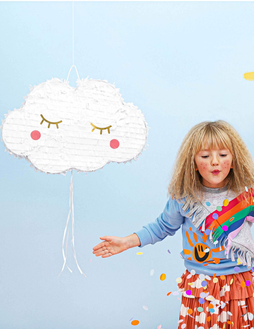 Mise en situation avec confettis de la pinata nuage pour enfant