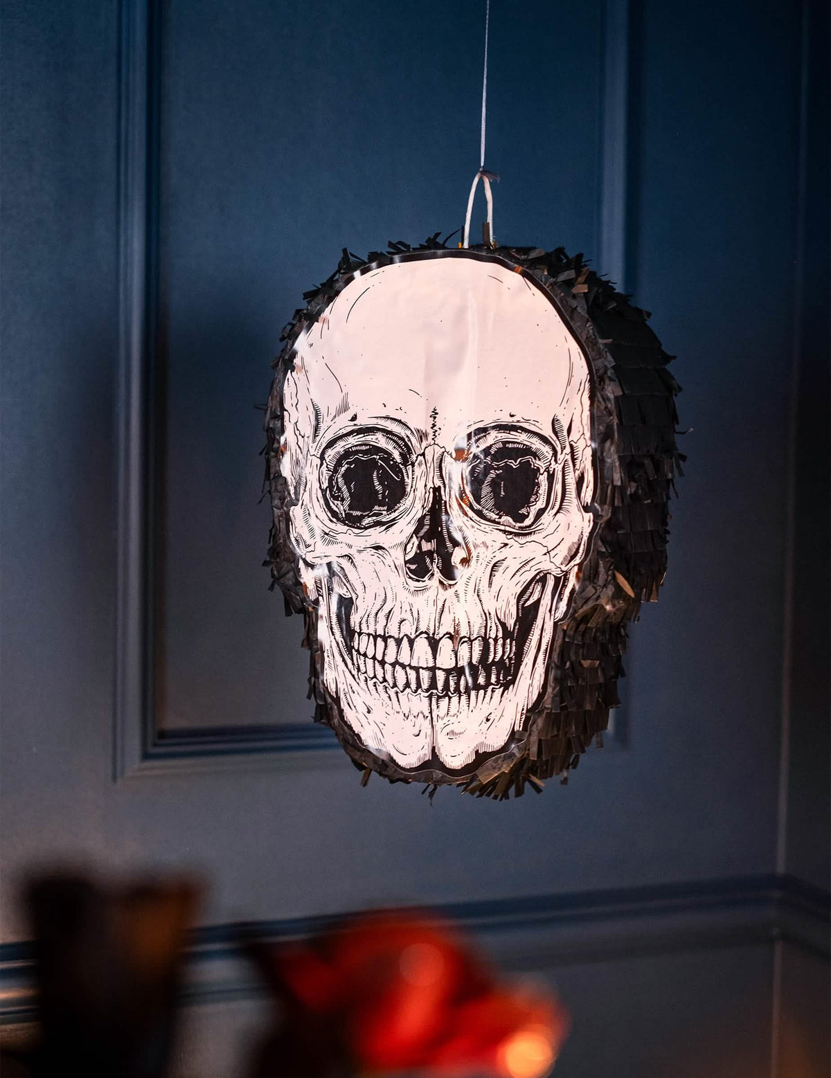 Vue de face suspendue de la piñata tête de mort