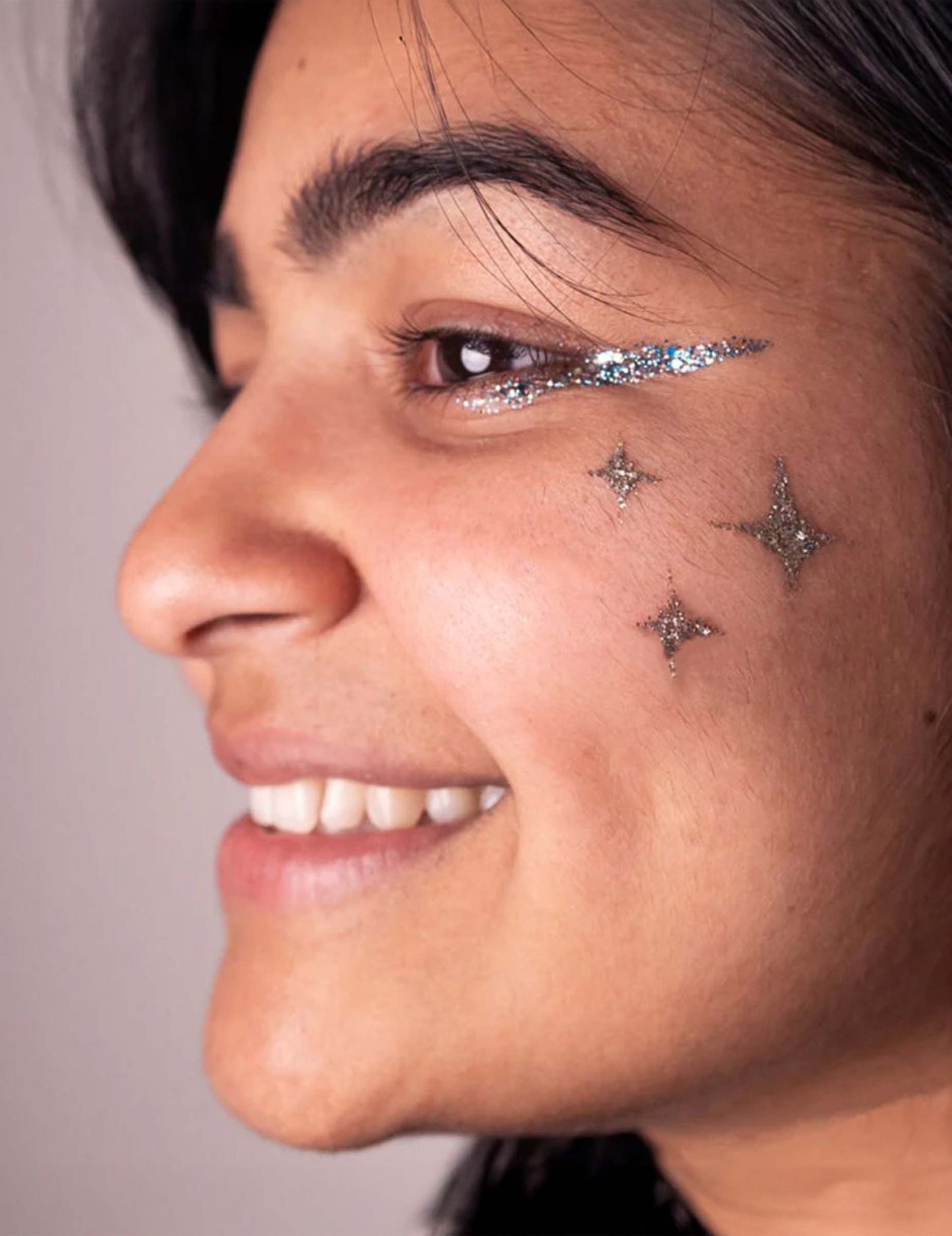 Détail du maquillage sur le visage du pochoir de maquillage réutilisable étoiles