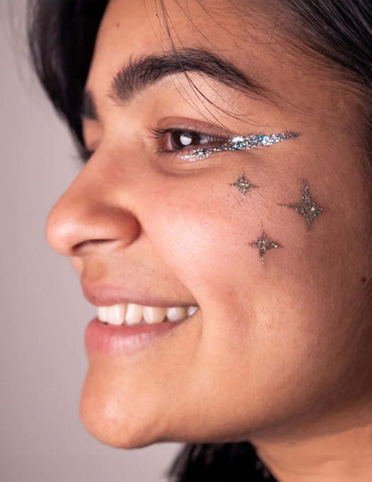 Détail du maquillage sur le visage du pochoir de maquillage réutilisable étoiles