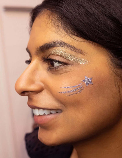 Détail du motif étoilé sur la joue du pochoir de maquillage réutilisable étoiles