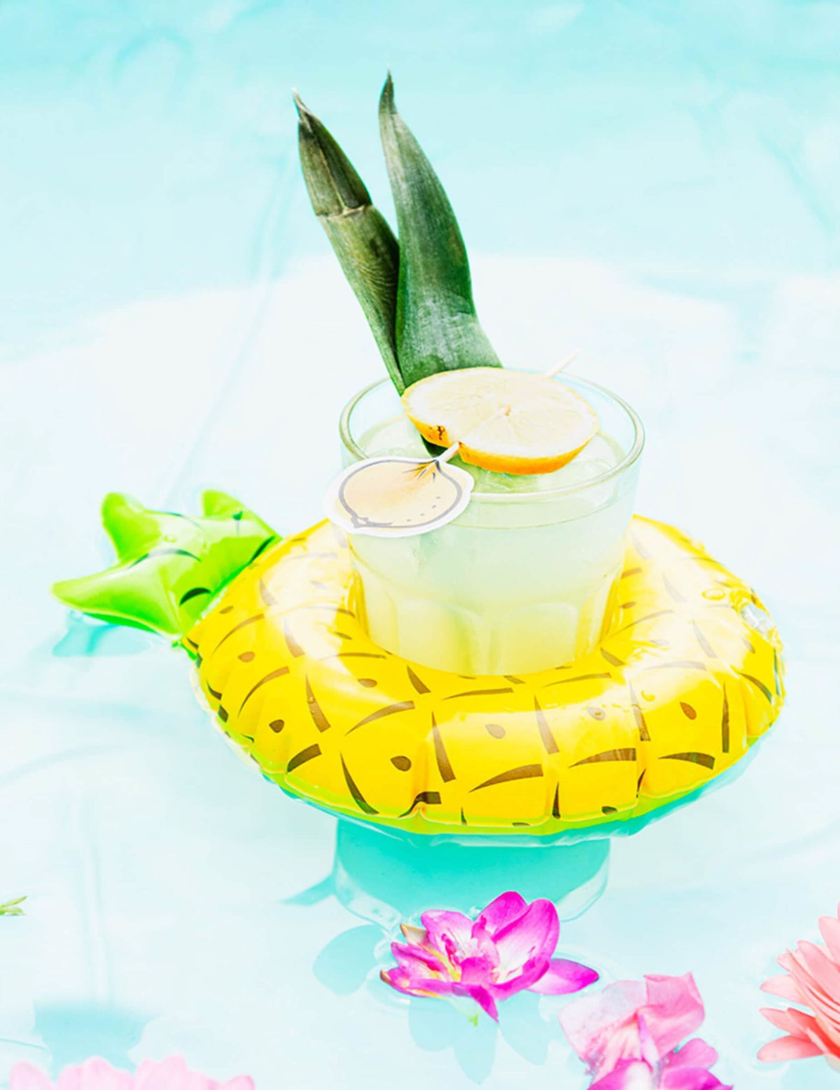 Mise en situation du porte-gobelet gonflable ananas
