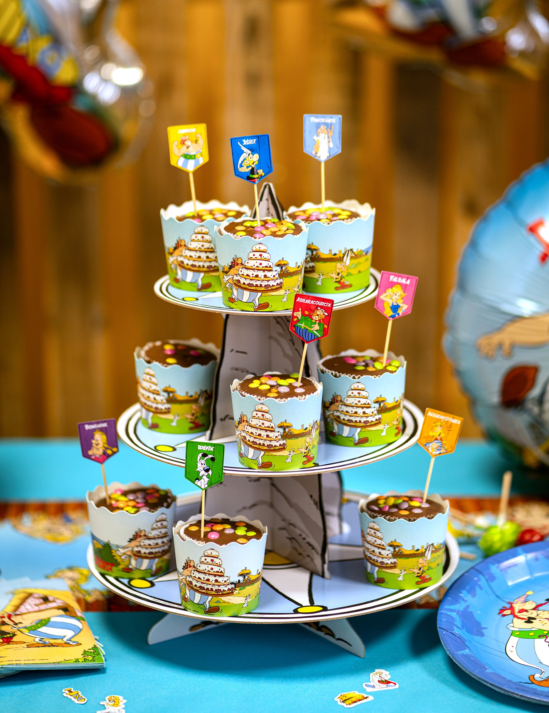 Mise en situation du présentoir à cupcakes Astérix avec gâteaux et pics personnages