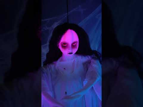 Décoration à suspendre dame blanche lumineuse 90 cm Halloween