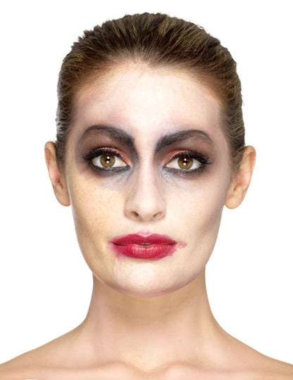 Vue de face du maquillage de la prothèse latex entailles Halloween