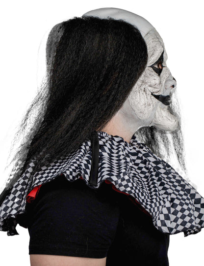 Détail de la chevelure et du col de la prothèse pour maquillage de clown