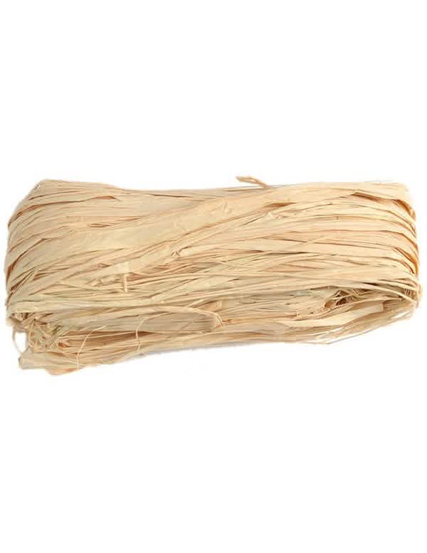 Dekorative Inszenierung, um das Besteck der Kugel aus natürlicher Raffia zusammenzubinden