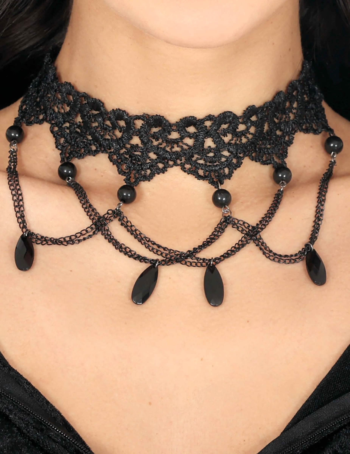 Gros plan sur les détails du ras de cou dentelle et chainettes