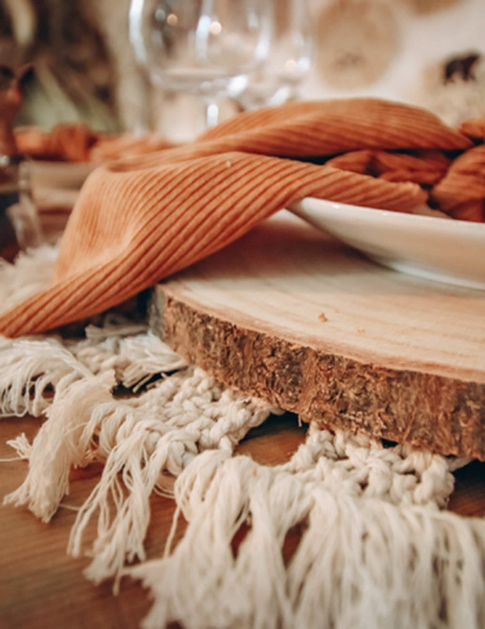 Nahaufnahme der Rinde des natürlichen Holzscheits zur Dekoration