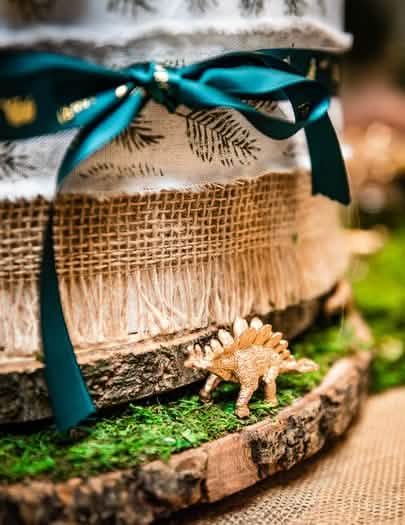 Dekorationsdetail mit Gold-Dinosaurus aus natürlichem Holzstamm zur Dekoration