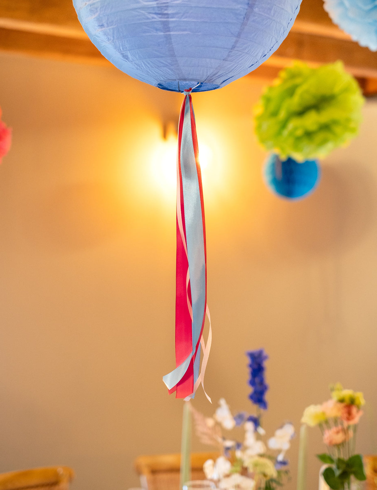 Mise en situation en décoration suspendue du ruban satin bleu ciel