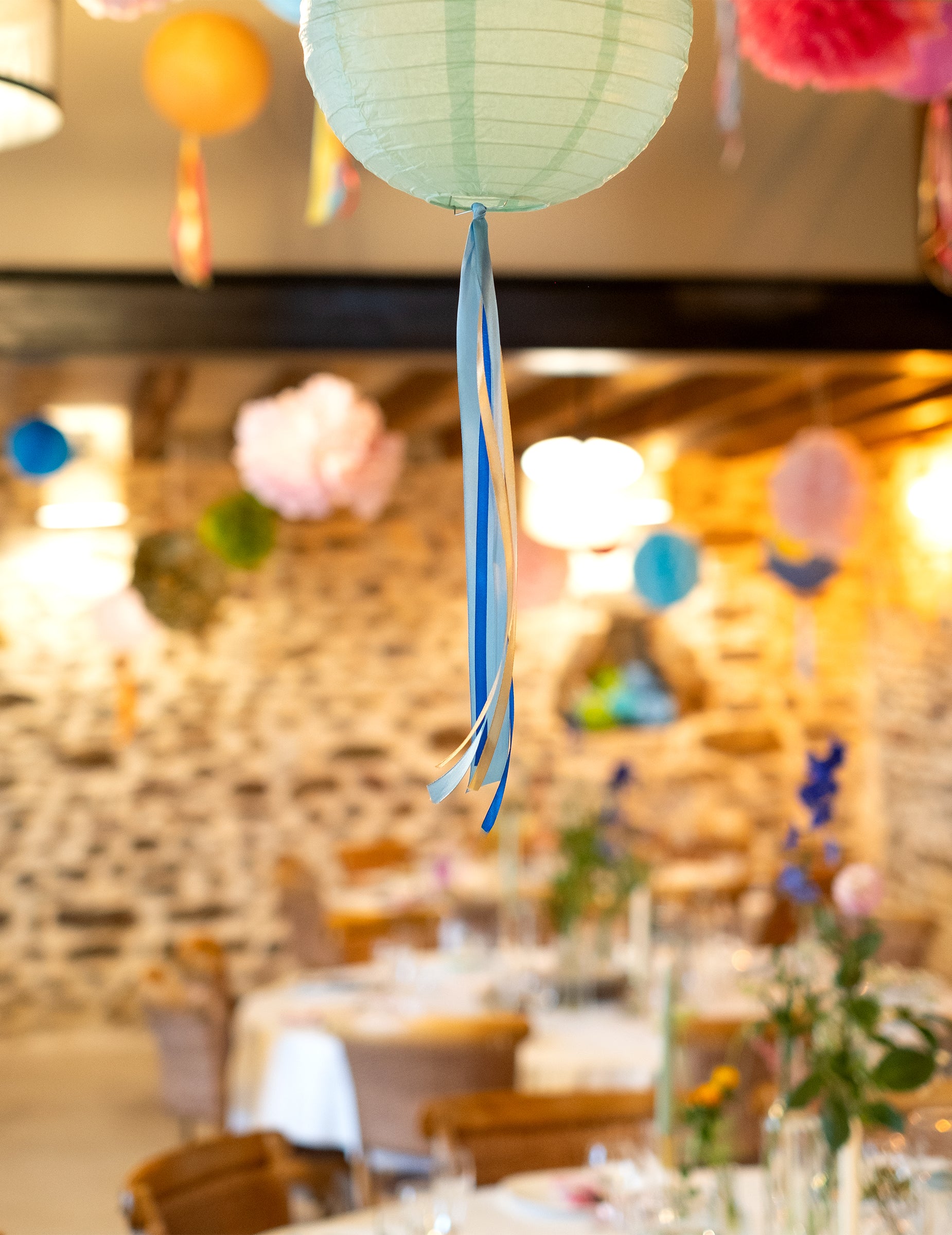 Mise en situation décorative du ruban satin bleu roi