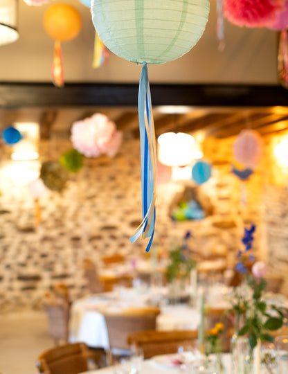 Mise en situation décorative du ruban satin bleu roi