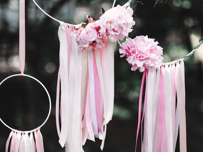 Mise en situation décorative du ruban satin crème pour fête