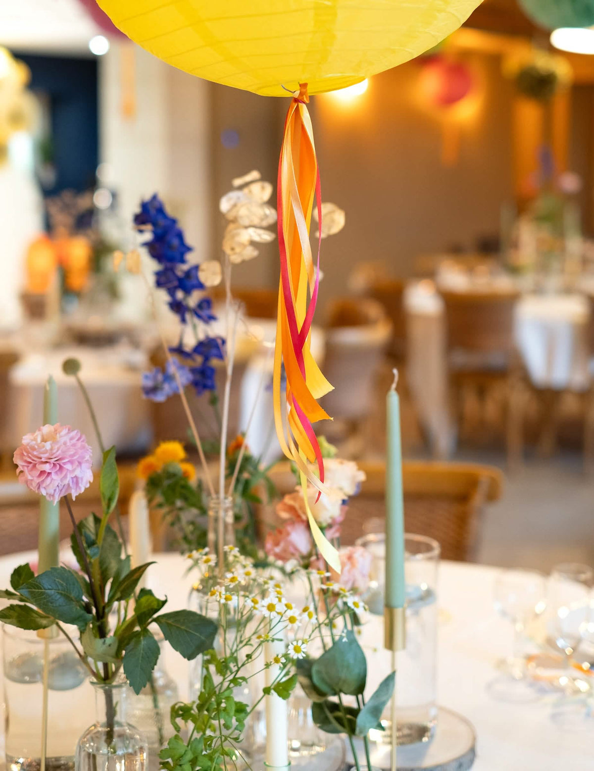 Mise en situation sur une lanterne du ruban satin de mariage pour décoration orange
