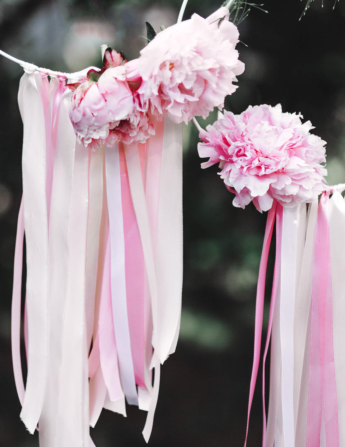 Nahaufnahme der mit rosa, Pink Satinband verzierten Blumen