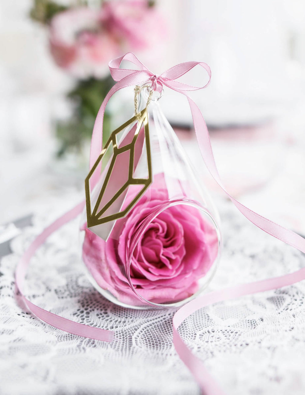 Dekorative Schleife auf einer Glasblase mit rosa, Pinkem Satinband