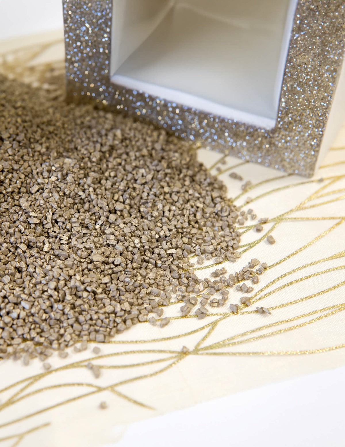 Nahaufnahme der metallisierten Sandtextur für Tischdeko