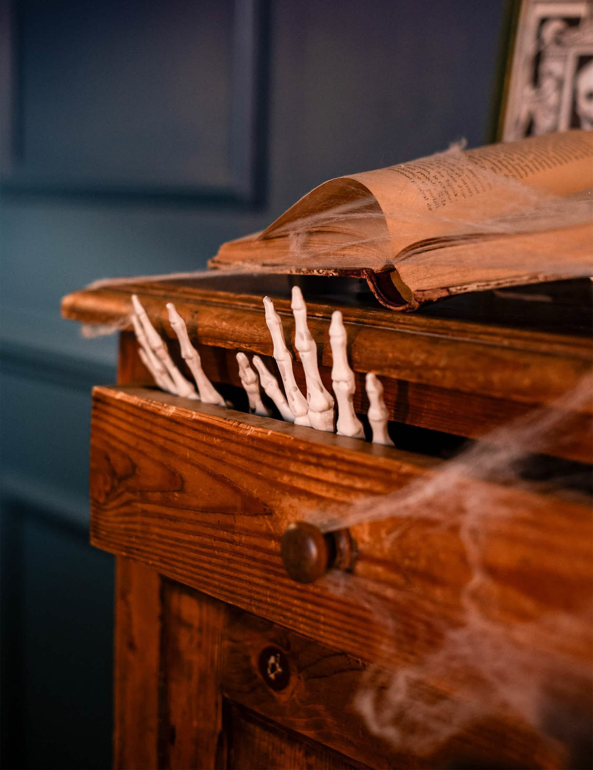 Detaillierte skelettartige Hände, die aus einer Schublade des 12-teiligen Halloween-Knochensacks herausragen