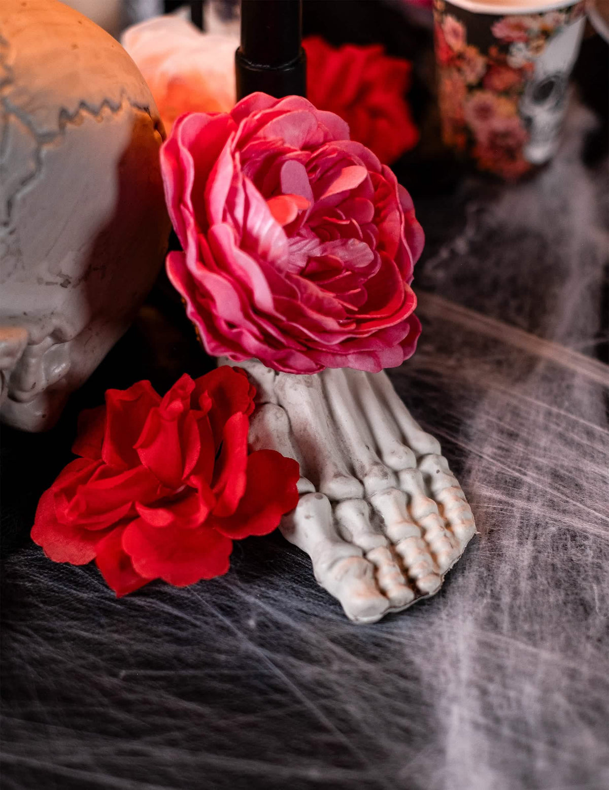 Detail eines skelettartigen Fußes, verziert mit Blumen aus dem 12-teiligen Knochensack Halloween