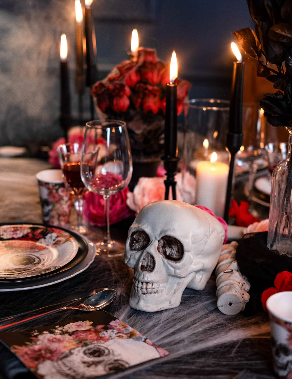 Detail von Schädel und Wirbelsäule auf einem Tisch im 12-teiligen Halloween-Knochenbeutel