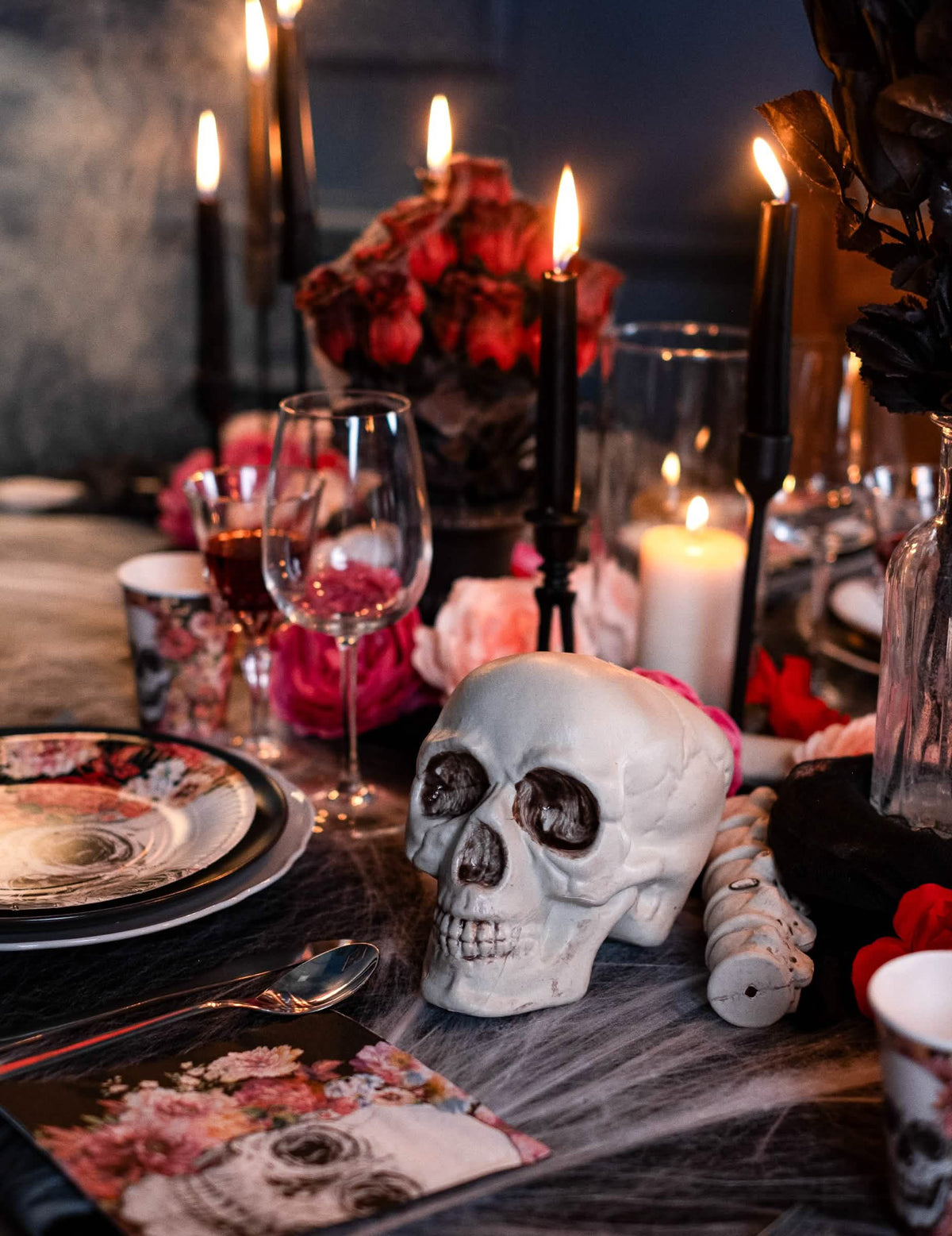 Detail von Schädel und Wirbelsäule auf einem Tisch im 12-teiligen Halloween-Knochenbeutel