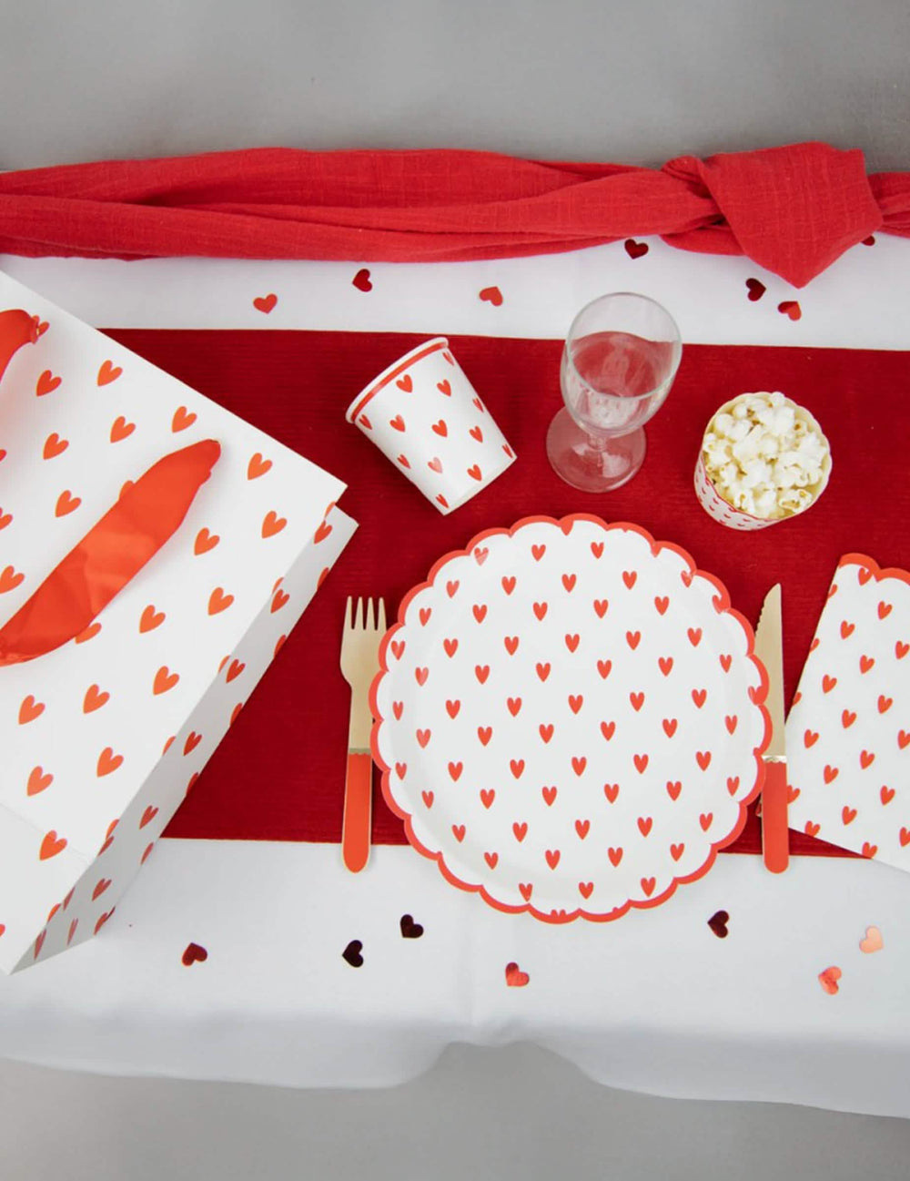 Mise en situation sur une table de fête du sac en papier petits cœurs