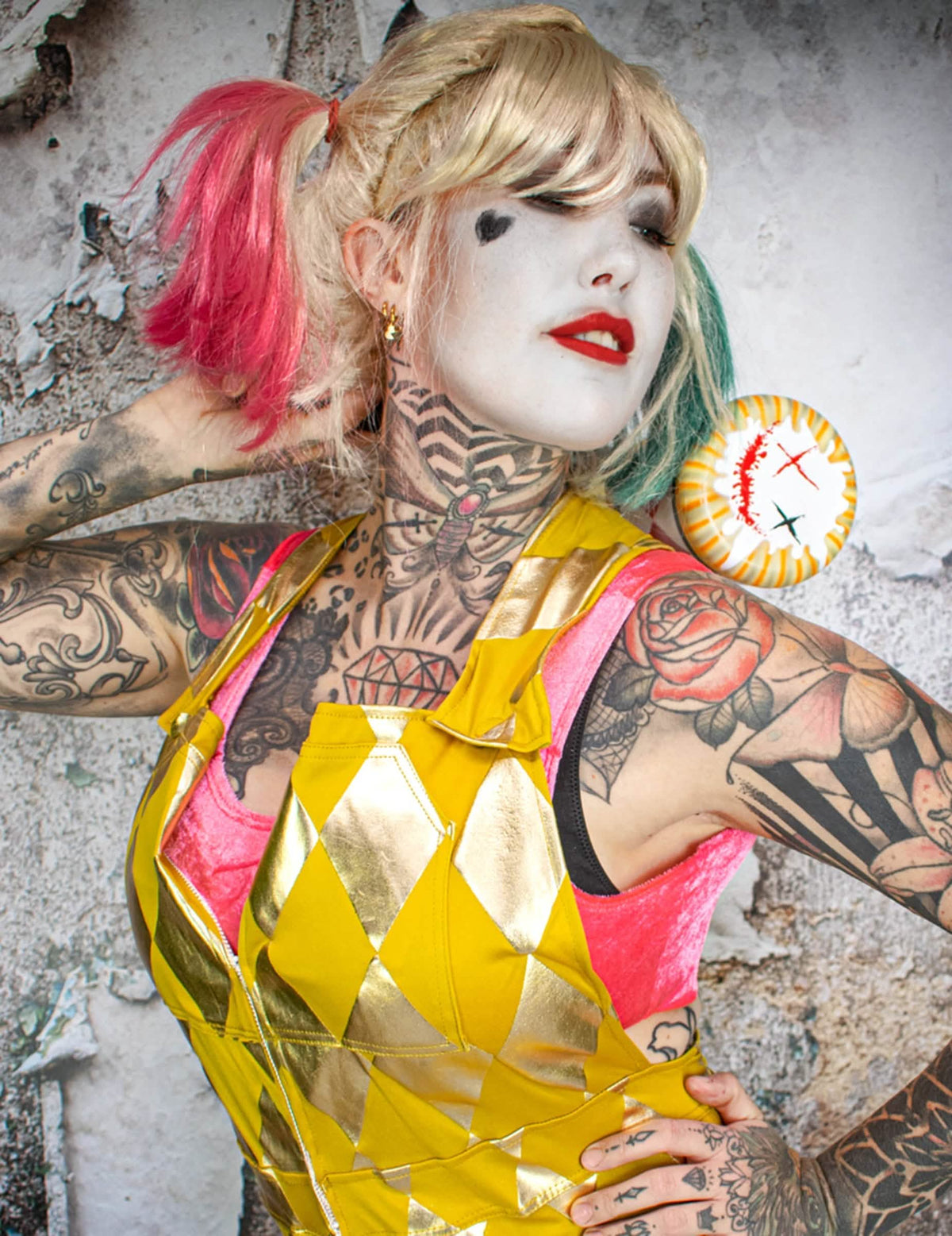 Gros plan sur le maquillage et le haut de la salopette Harley Quinn Birds of Prey™