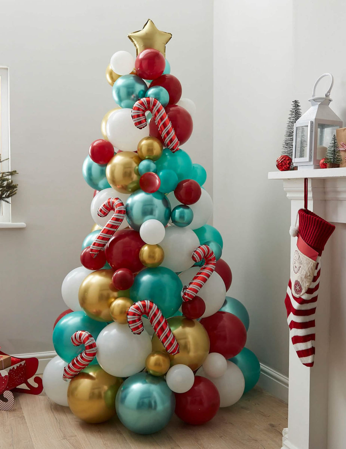Sapin de noël en ballons pour décoration rouge, vert et or avec canne à sucre