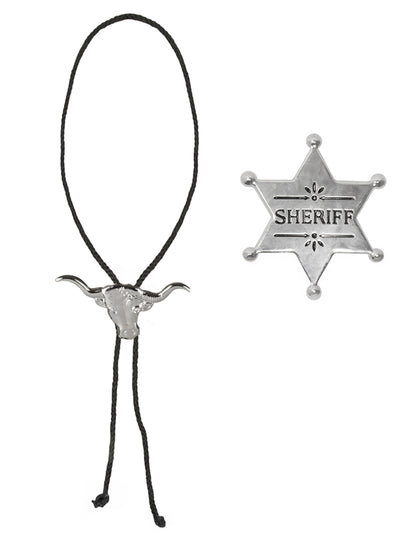 Détail du bolo tie et de l'étoile de shérif du set d'accessoires de cowboy
