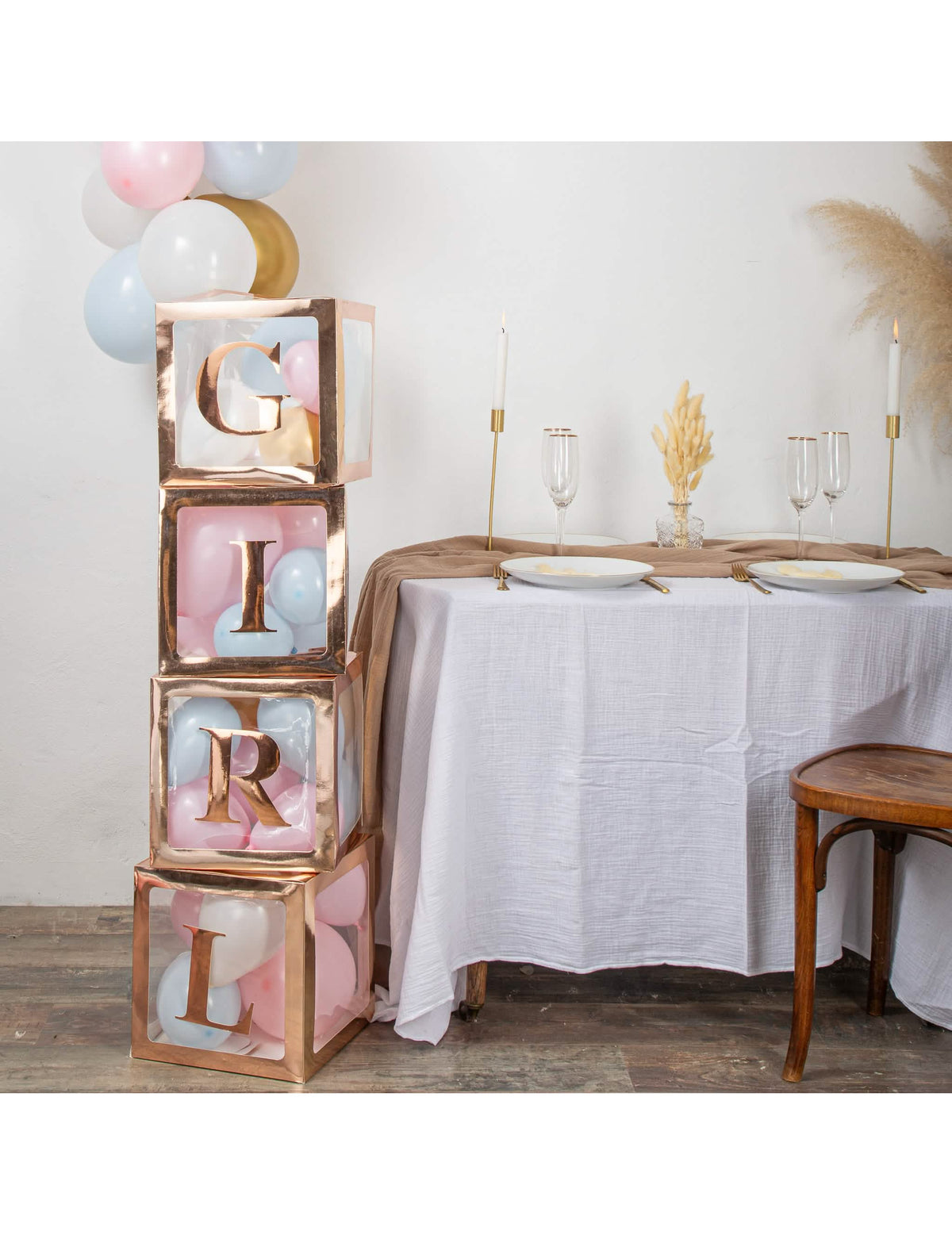 Mise en scène des stickers lettres girl pour baby shower rose gold
