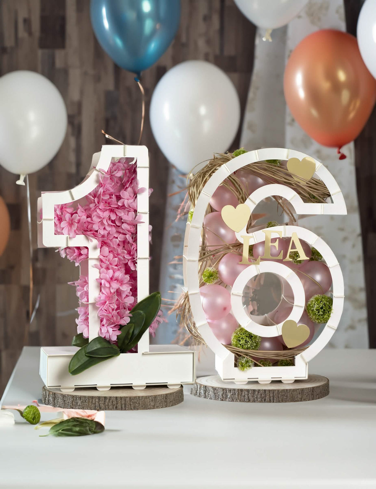 Chiffre 16 garni de fleurs roses et ballons de la structure chiffre pour décoration de fête blanc en carton à garnir