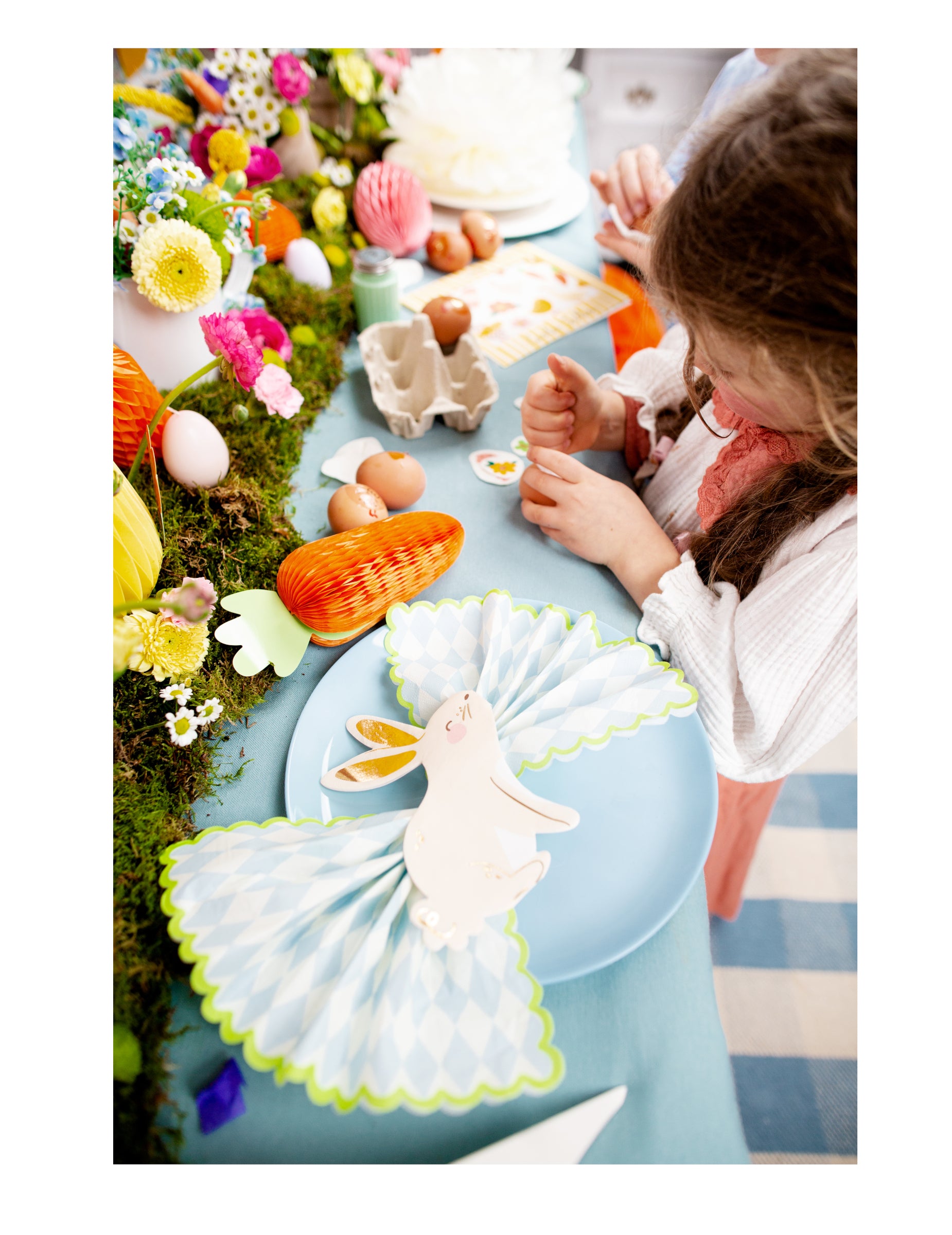 Mise en scène sur une table de fête de la suspension en papier alvéolé carotte pour Pâques