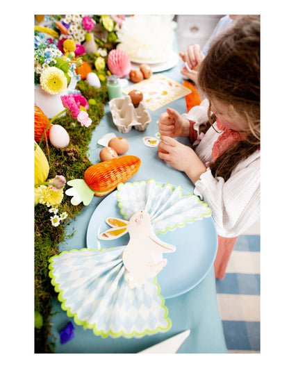 Mise en scène sur une table de fête de la suspension en papier alvéolé carotte pour Pâques
