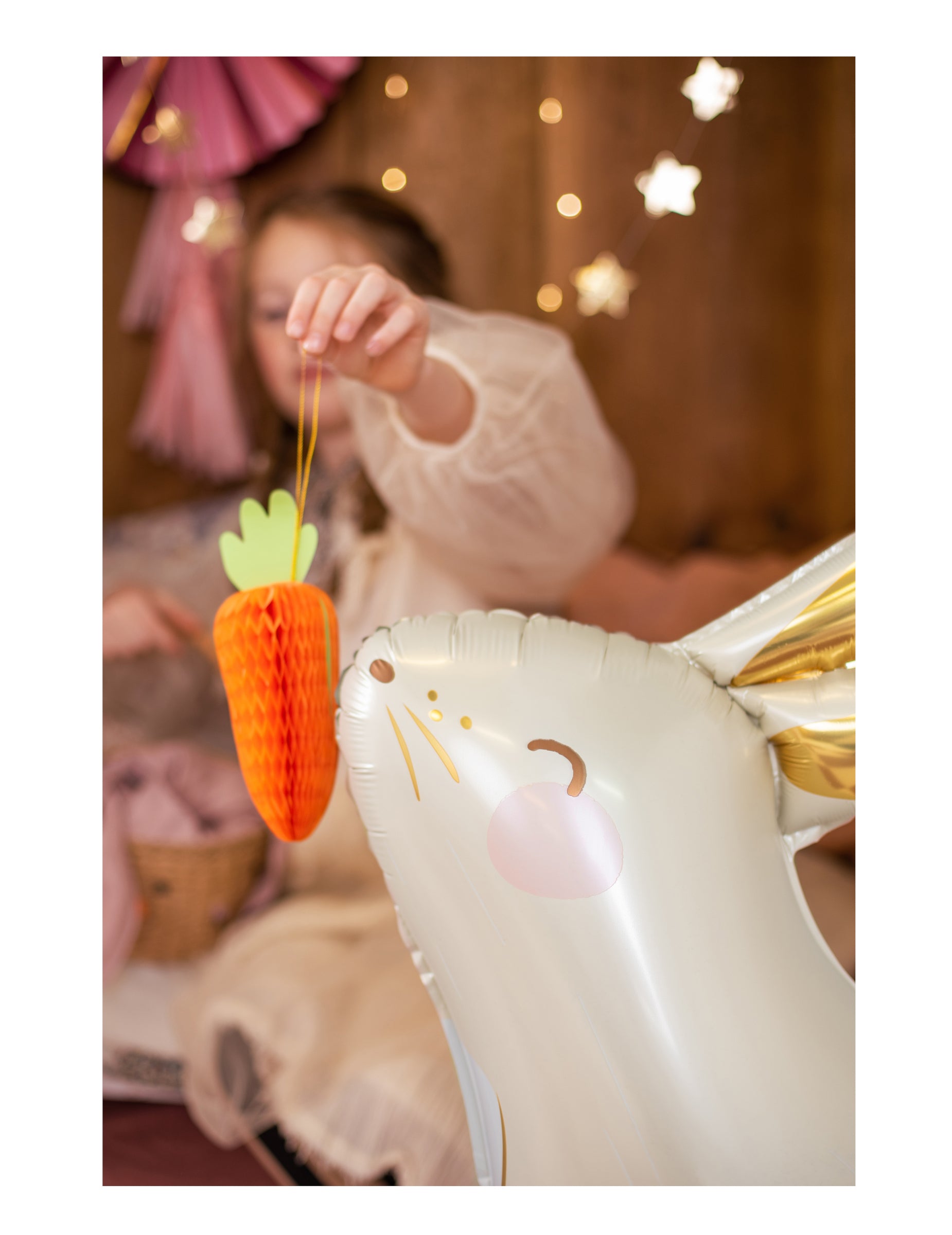 Mise en scène avec un ballon lapin de la suspension en papier alvéolé carotte pour Pâques