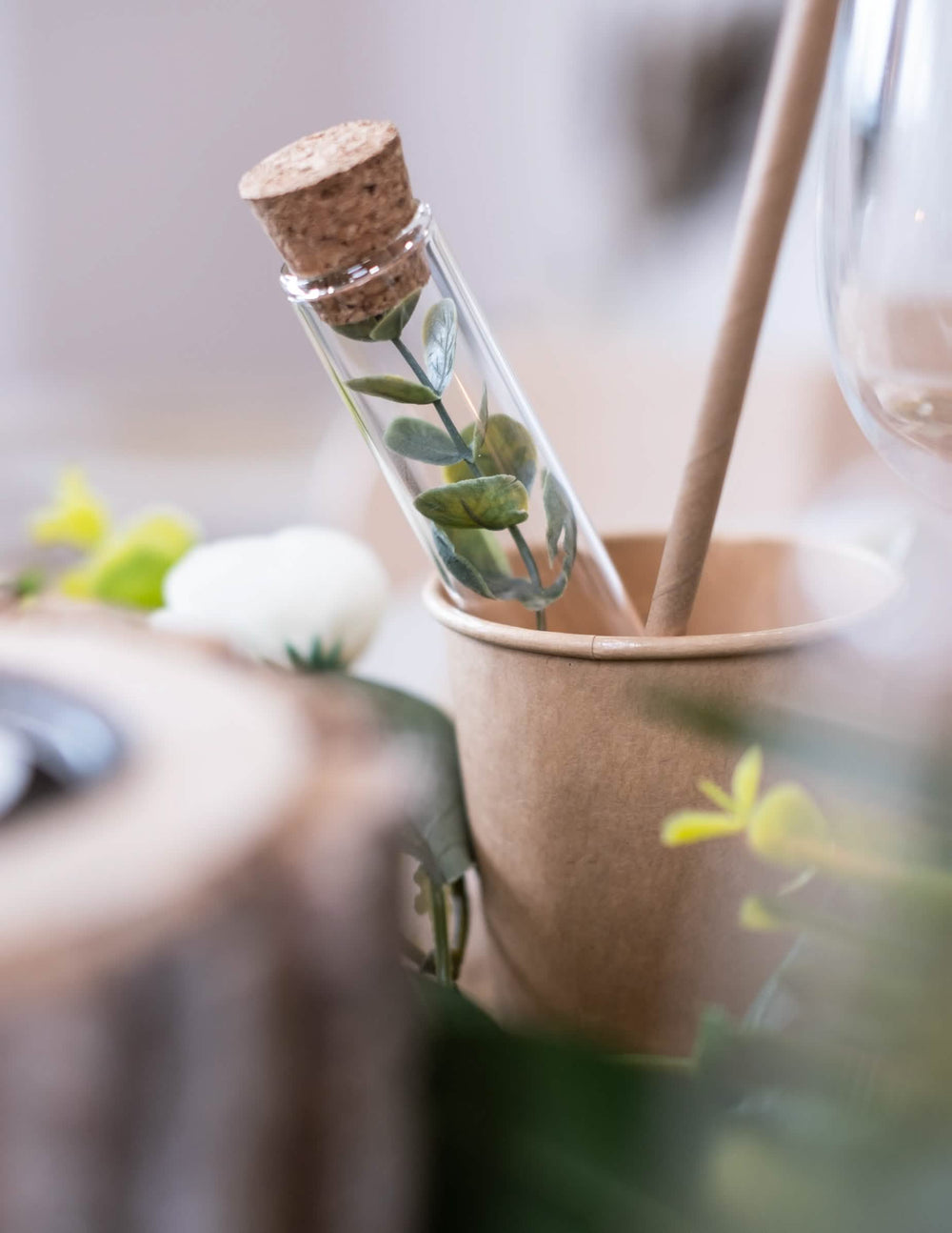Nahaufnahme auf dem Zweig mit Laub aus dem Glas-Reagenzglas für Tischdeko