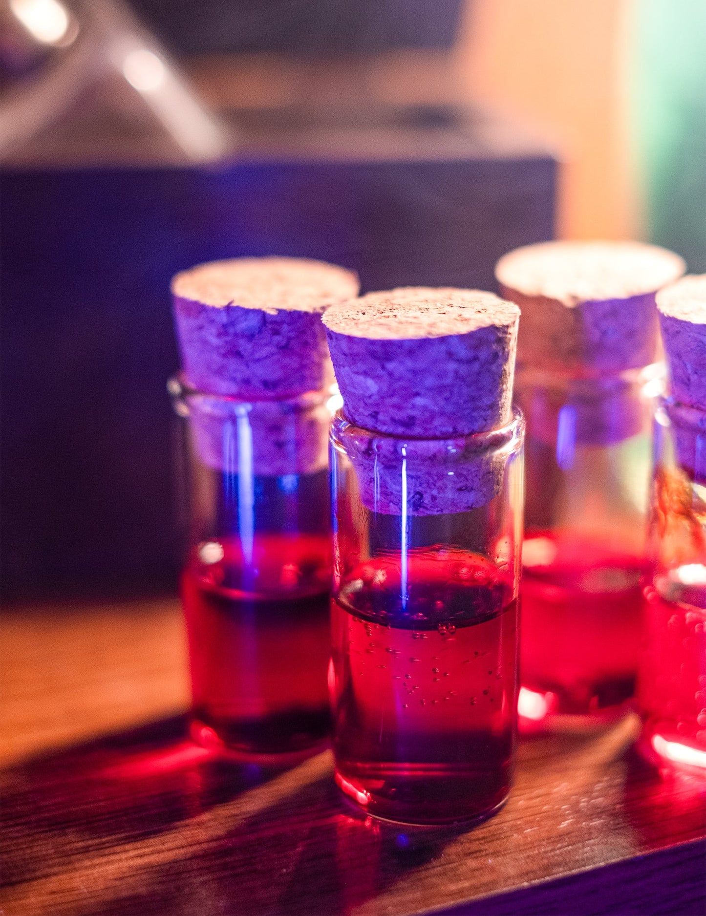 Gros plan sur le liquide rouge du tube éprouvette en verre