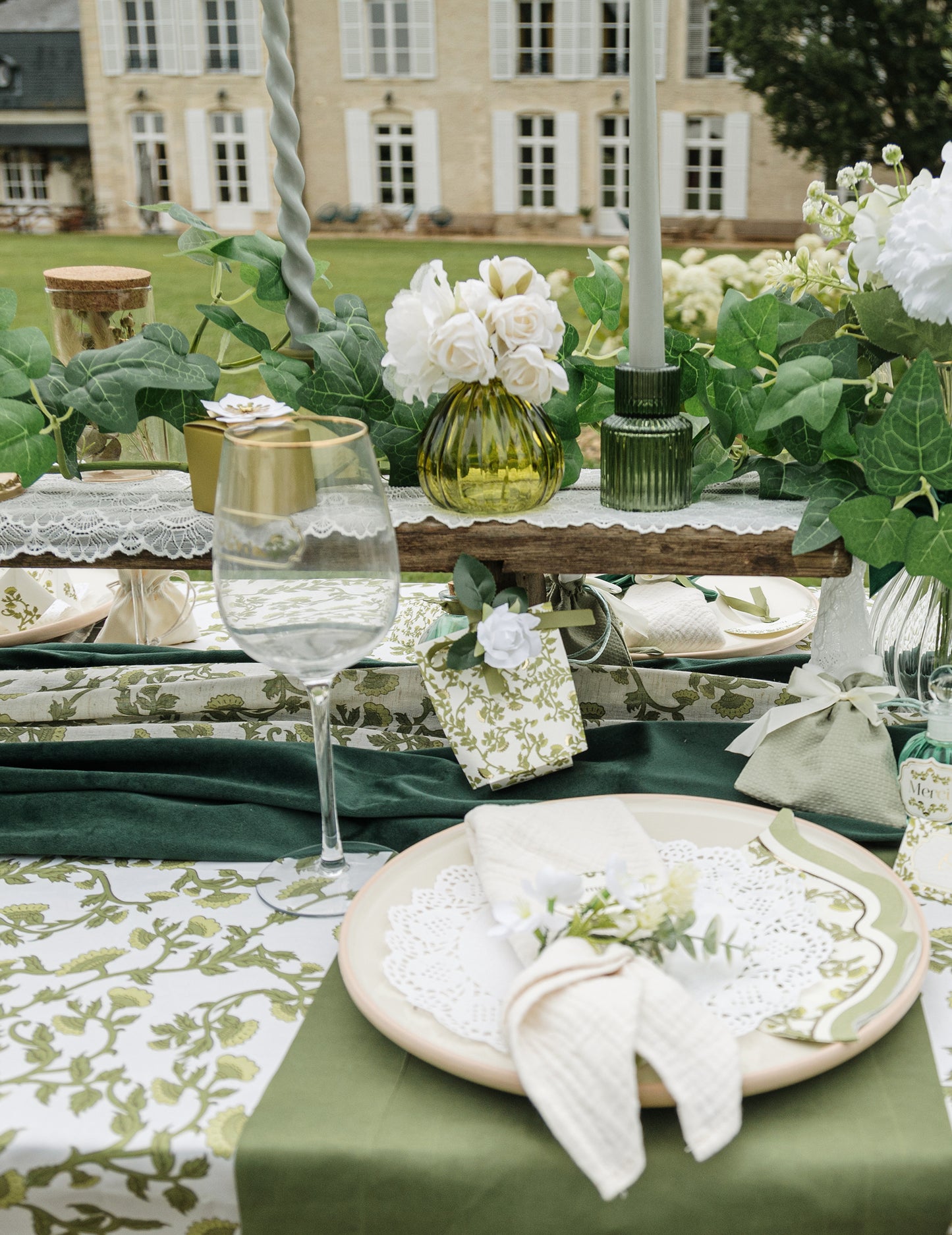 Décoration de table festive du vase en verre strié pistache