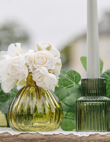Mise en scène avec bougeoir vert du vase en verre strié pistache