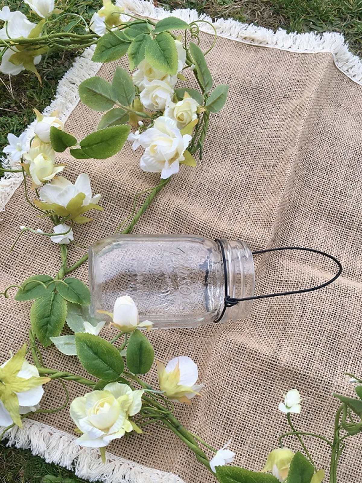 Inszenierung auf Jutestoff des Glasvasen-Mason-Jar
