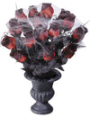 Vase gothique avec roses et toiles d'araignée pour décoration noir et rouge