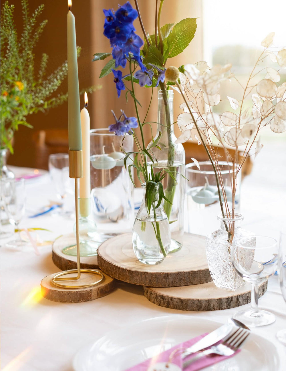 Szenenaufbau mit einer Tischdeko aus einer Glas-Soliflorvase für Tischdeko