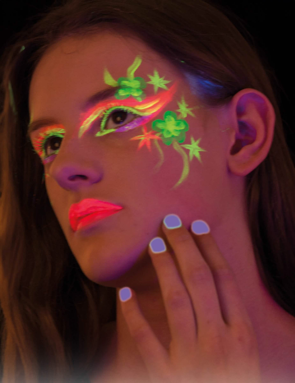 Inszenierung unter Schwarzlicht des Nagellacks mit UV-Effekt